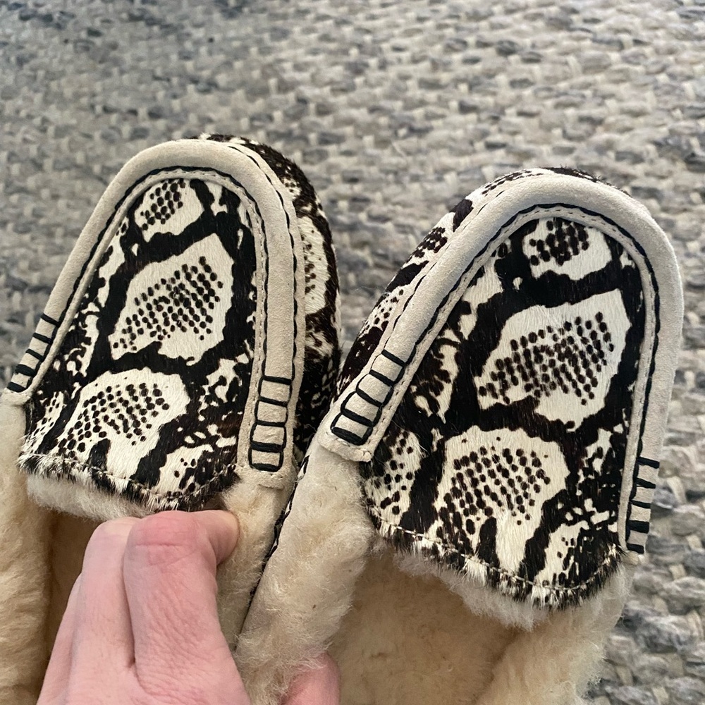 UGG Women's Size 6 Black and Cream Snake print Slippers LIKE NEW - Picture 6 of 7